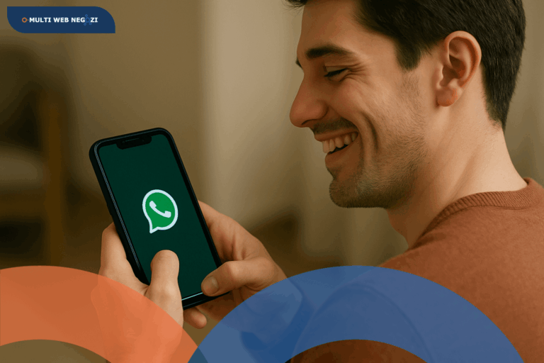 Giovane uomo sorridente visto da dietro mentre guarda lo schermo del suo smartphone che mostra il logo di WhatsApp.