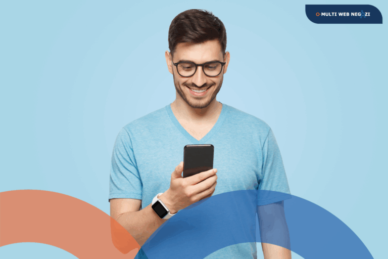 Uomo che guarda lo smartphone e sorride, simbolo della comunicazione autentica e immediata tra negozio e cliente.