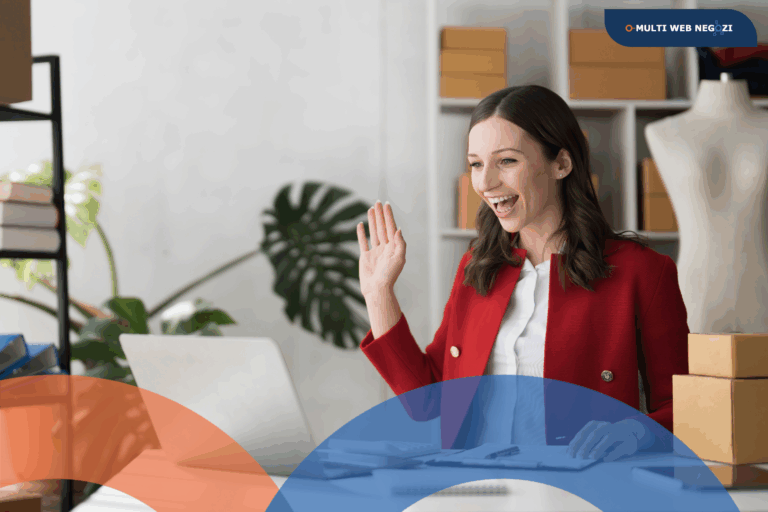 Commerciante felice che saluta davanti al computer in negozio, simbolo della crescita dell’e-commerce e dell’integrazione tra vendita online e negozio fisico.