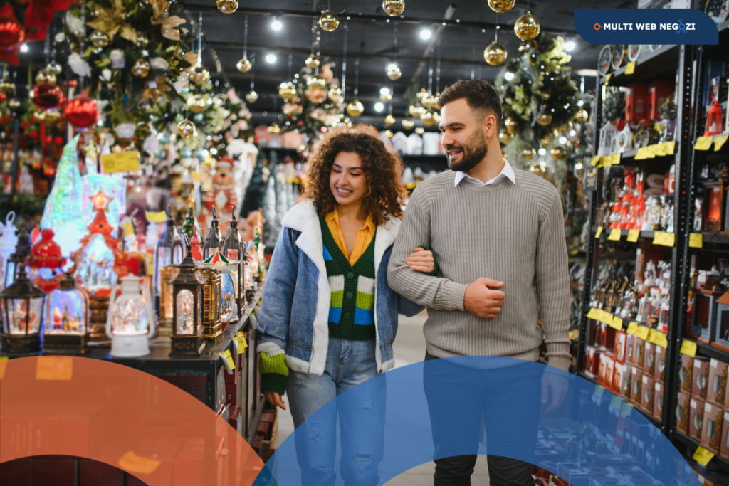 Coppia di clienti che cammina rilassata tra le corsie di un negozio addobbato per Natale, circondata da luci e decorazioni natalizie, mentre osserva i prodotti con serenità.