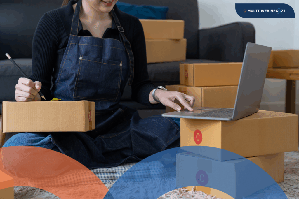 Donna seduta tra pacchi per spedizioni mentre prepara ordini e utilizza il laptop per gestire le vendite online.