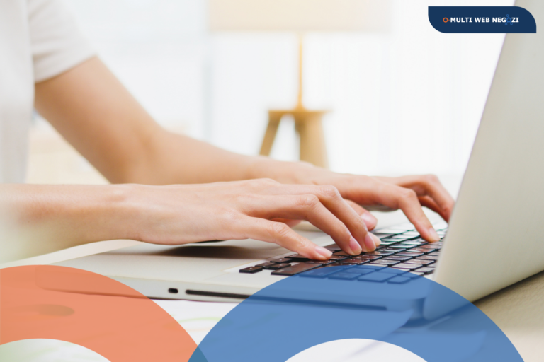 Persona che digita su un laptop, con inquadratura ravvicinata delle mani, simbolo di scrittura di contenuti per blog e attività digitali.