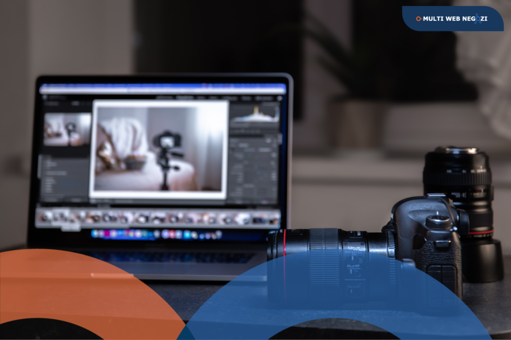 Fotocamera professionale davanti a un laptop con software di editing immagini, simbolo dell’utilizzo dell’AI e della fotografia per eCommerce.